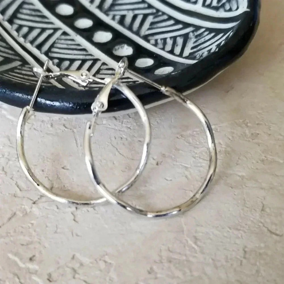 Wavy Silver Plated Hoop Earrings 30mm 1.2 Leverback Minimalist Classic 80s Style - Picture 1 of 4